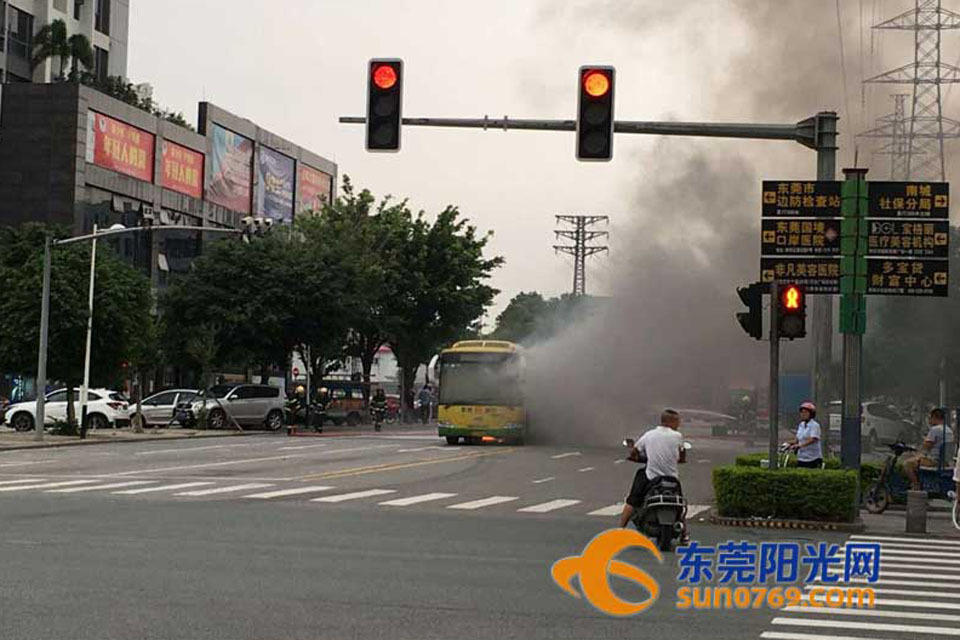 東莞公交起火事故現(xiàn)場-01